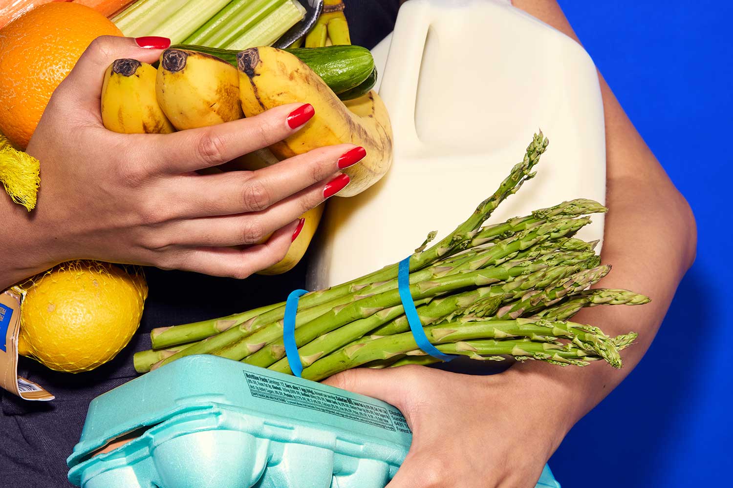 woman-carrying-loose-groceries