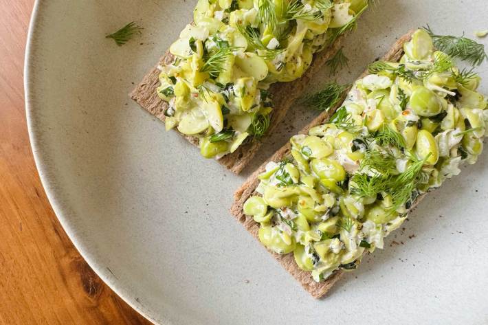 edamame salad on crackers